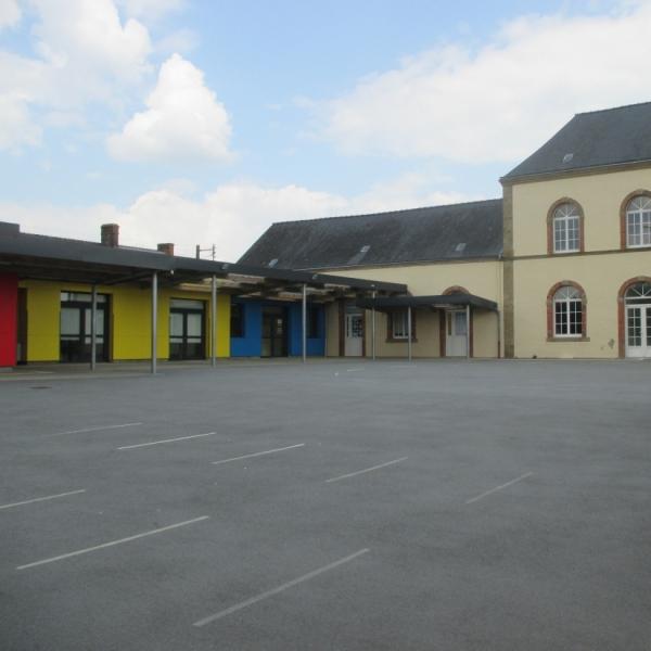 Ecole vue de la cour