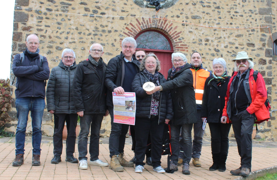 A La Chapelle St Fray avec Sonia MOINET, Maire, et Christine LEMAITRE Pr&eacute;sidente de Compostelle 72